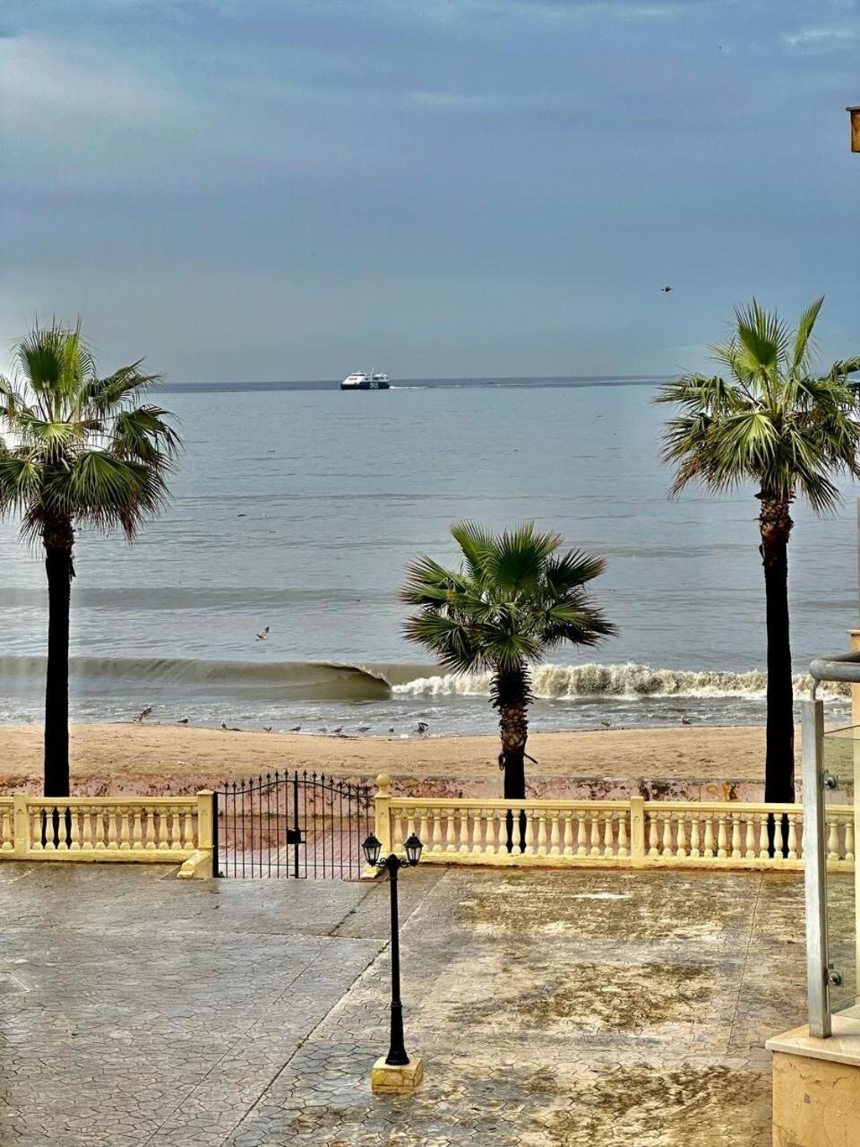 Reveillez-vous Au Son Des Vagues * Tangier
